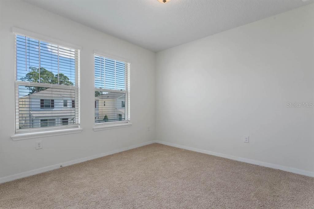 Activo con contrato: $574,990 (3 camas, 2 baños, 2216 Pies cuadrados)