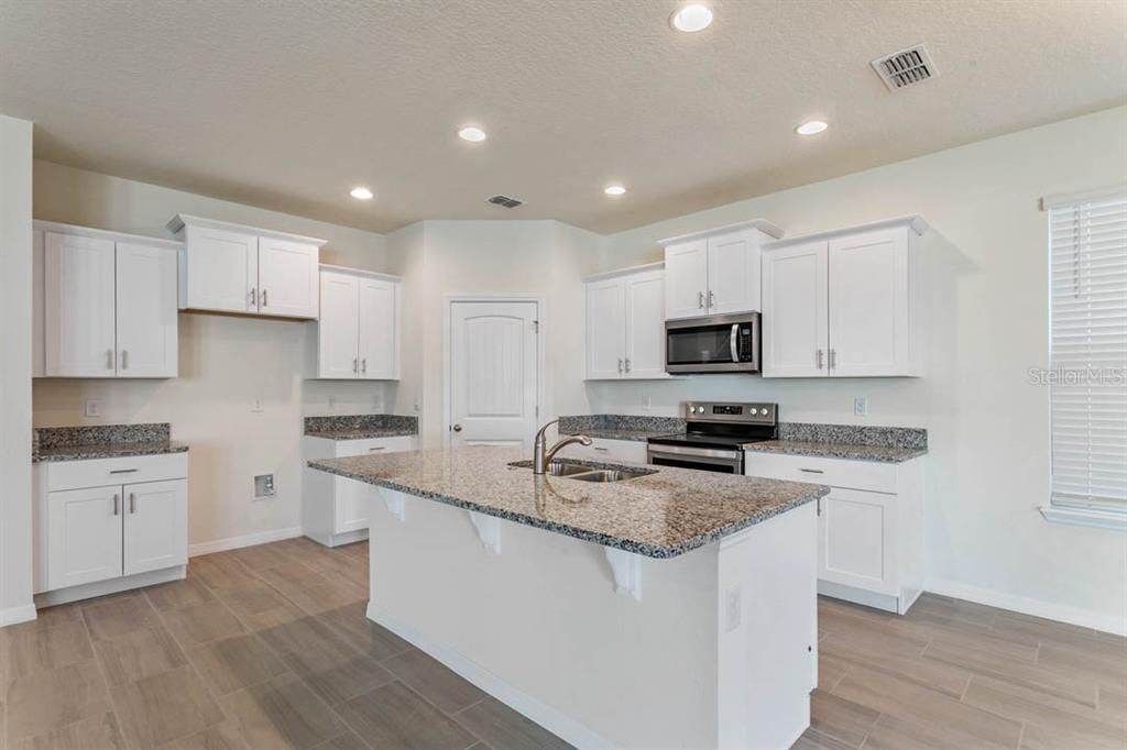 Activo con contrato: $574,990 (3 camas, 2 baños, 2216 Pies cuadrados)