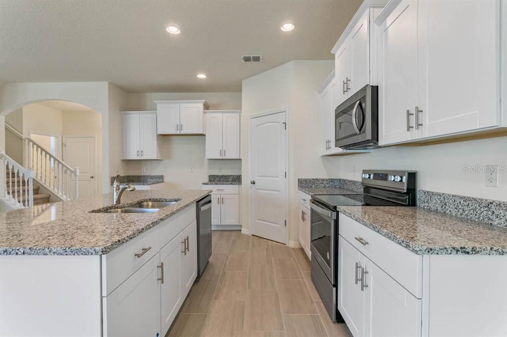 Activo con contrato: $574,990 (3 camas, 2 baños, 2216 Pies cuadrados)