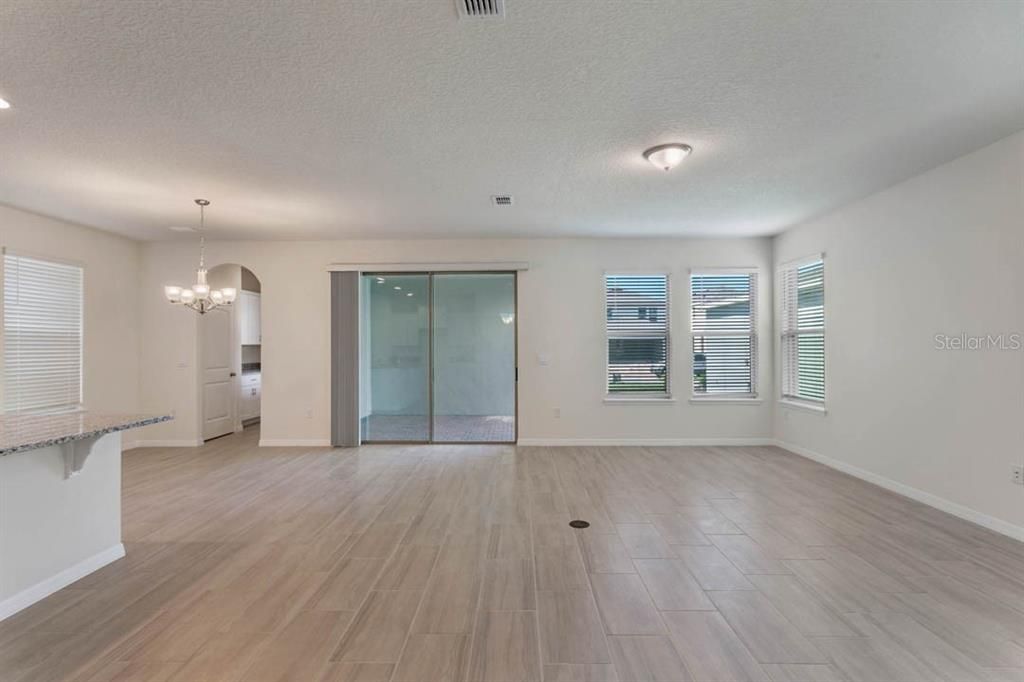 Activo con contrato: $574,990 (3 camas, 2 baños, 2216 Pies cuadrados)