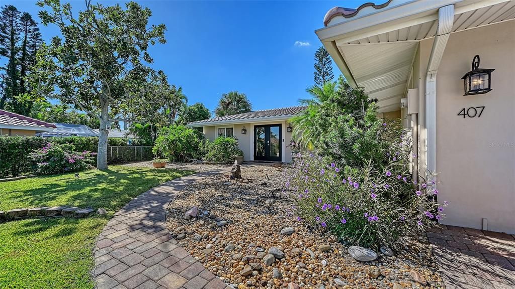 合同活跃: $749,900 (3 贝兹, 2 浴室, 2111 平方英尺)