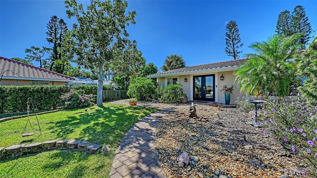 合同活跃: $749,900 (3 贝兹, 2 浴室, 2111 平方英尺)