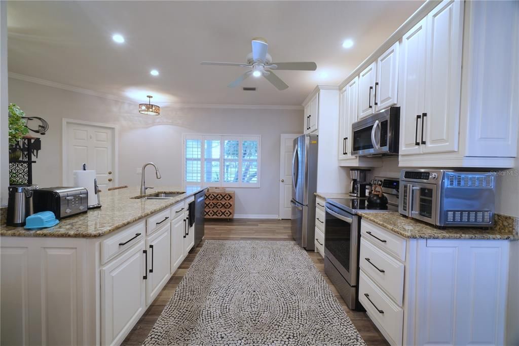 合同活跃: $569,000 (3 贝兹, 2 浴室, 2330 平方英尺)