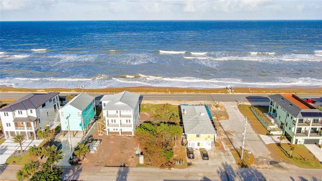 На продажу: $410,000 (0.13 acres)