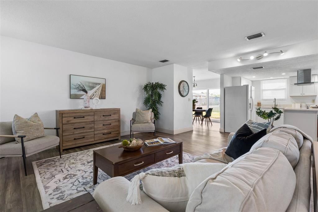 合同活跃: $270,000 (3 贝兹, 2 浴室, 1520 平方英尺)