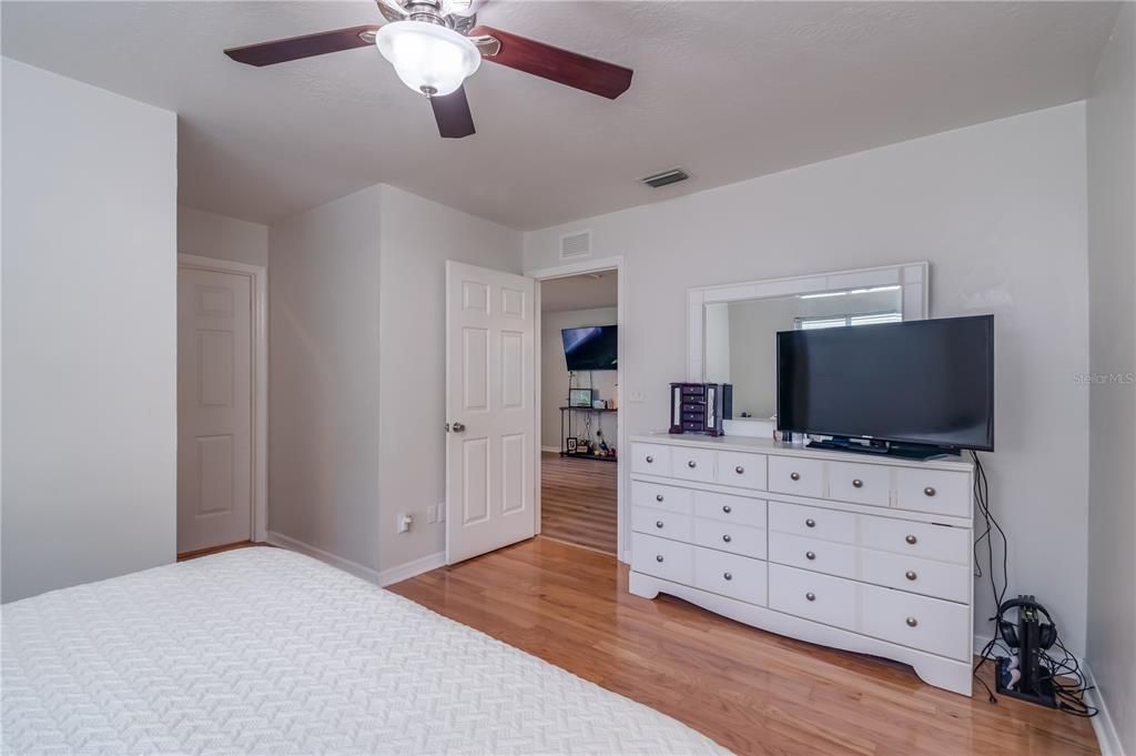 Active With Contract: $230,000 (2 beds, 2 baths, 1218 Square Feet)