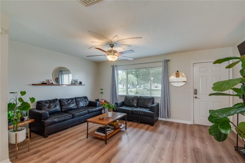 Active With Contract: $230,000 (2 beds, 2 baths, 1218 Square Feet)