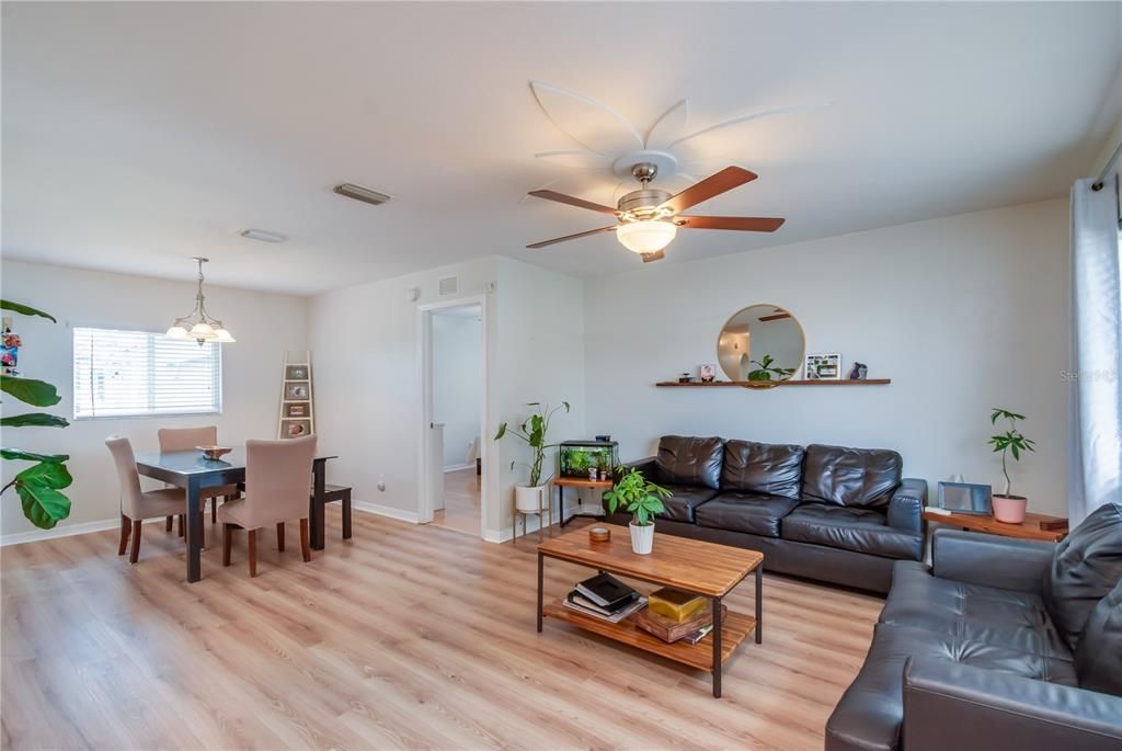 Active With Contract: $230,000 (2 beds, 2 baths, 1218 Square Feet)