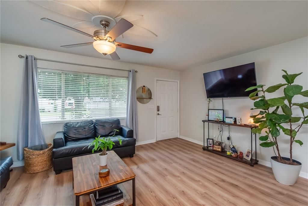 Active With Contract: $230,000 (2 beds, 2 baths, 1218 Square Feet)