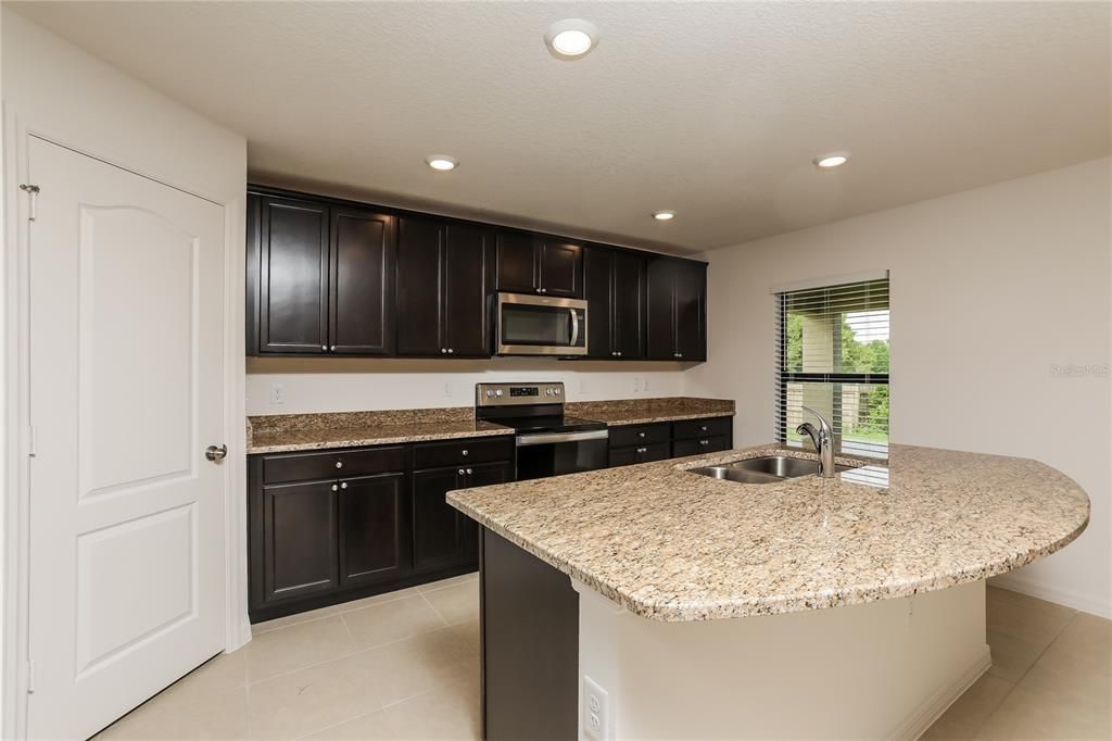 В аренду: $2,075 (5 спален, 3 ванн, 1984 Квадратных фут)