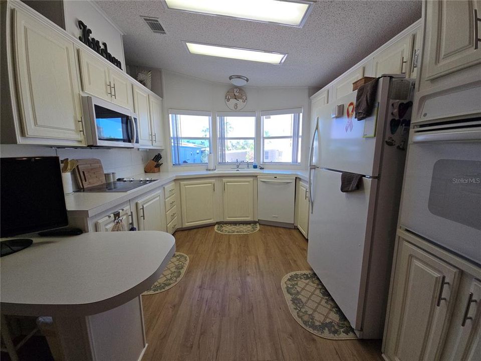 Под контрактом: $379,900 (2 спален, 2 ванн, 1188 Квадратных фут)