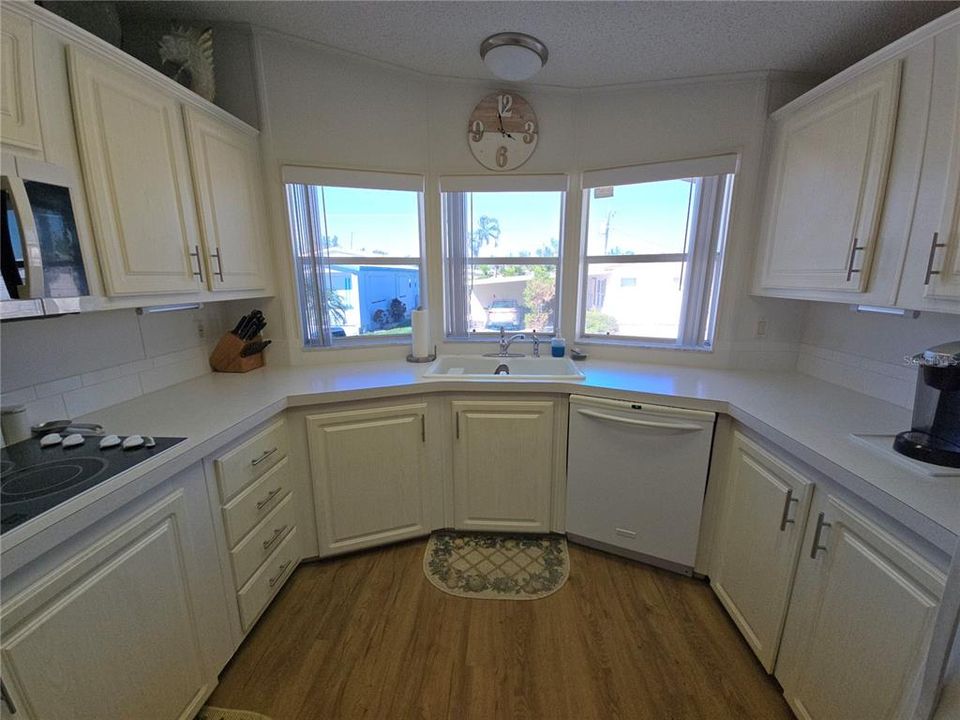 Под контрактом: $379,900 (2 спален, 2 ванн, 1188 Квадратных фут)