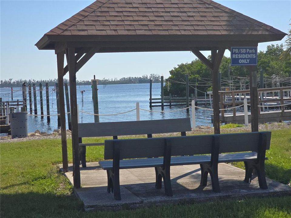 Под контрактом: $379,900 (2 спален, 2 ванн, 1188 Квадратных фут)