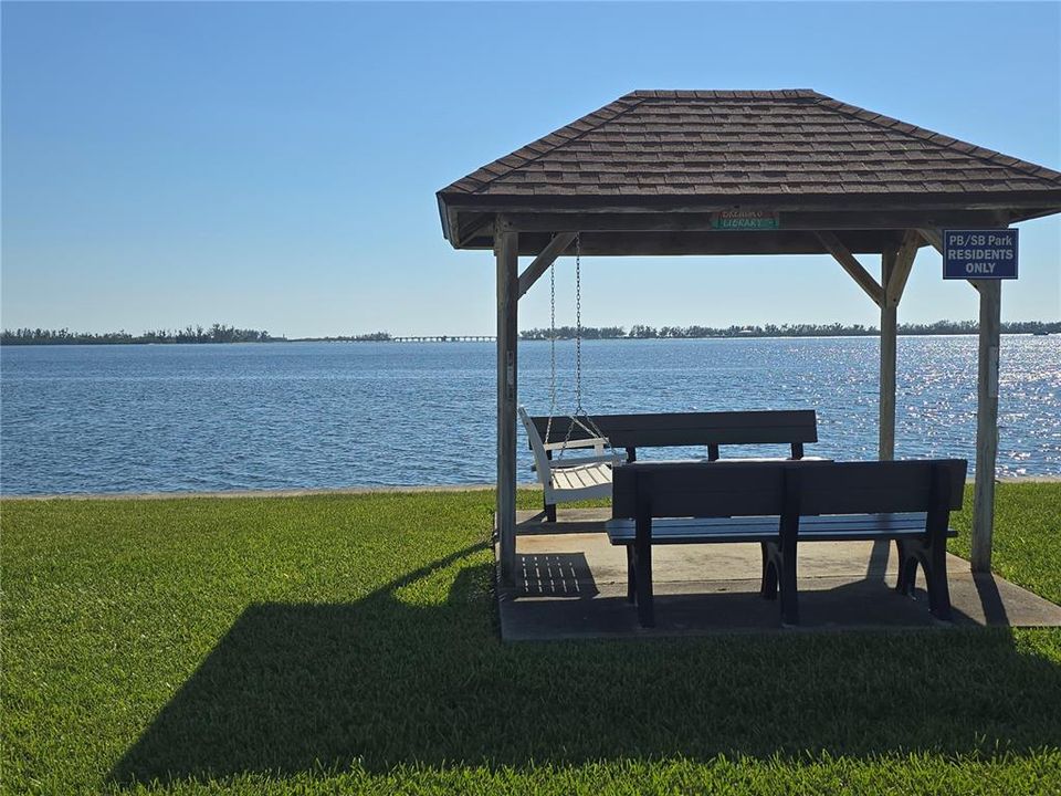 Под контрактом: $379,900 (2 спален, 2 ванн, 1188 Квадратных фут)