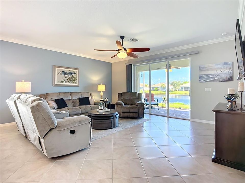 Activo con contrato: $350,000 (4 camas, 3 baños, 2035 Pies cuadrados)