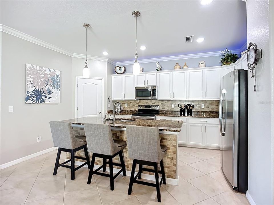 Activo con contrato: $350,000 (4 camas, 3 baños, 2035 Pies cuadrados)