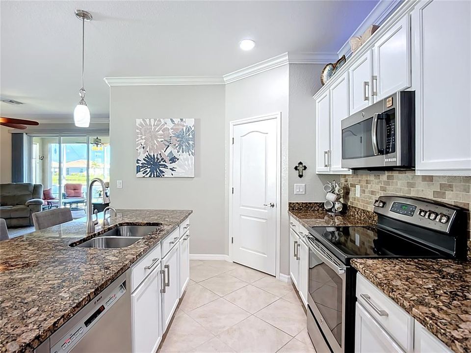 Activo con contrato: $350,000 (4 camas, 3 baños, 2035 Pies cuadrados)