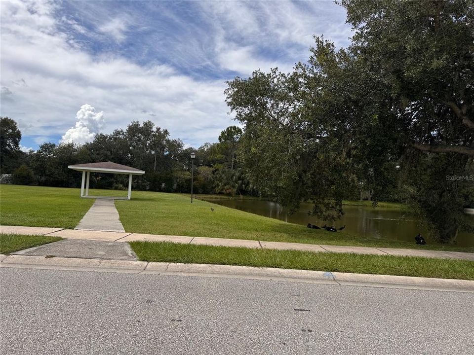 Activo con contrato: $350,000 (4 camas, 2 baños, 1754 Pies cuadrados)