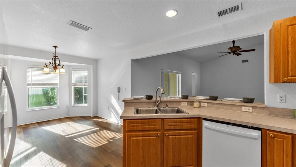 Activo con contrato: $350,000 (4 camas, 2 baños, 1754 Pies cuadrados)