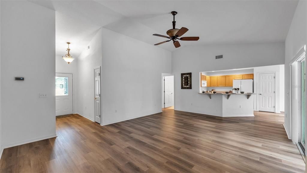 Activo con contrato: $350,000 (4 camas, 2 baños, 1754 Pies cuadrados)