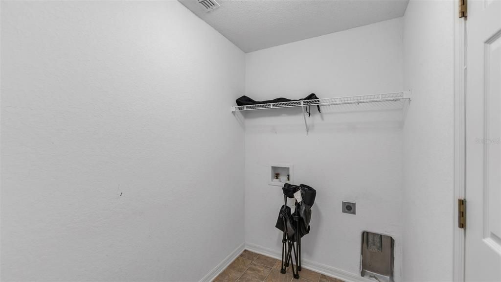 Activo con contrato: $350,000 (4 camas, 2 baños, 1754 Pies cuadrados)