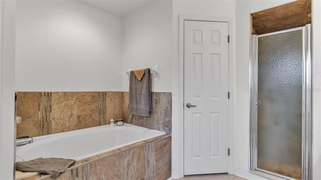 Activo con contrato: $350,000 (4 camas, 2 baños, 1754 Pies cuadrados)