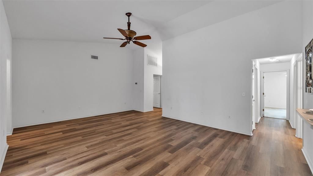 Activo con contrato: $350,000 (4 camas, 2 baños, 1754 Pies cuadrados)