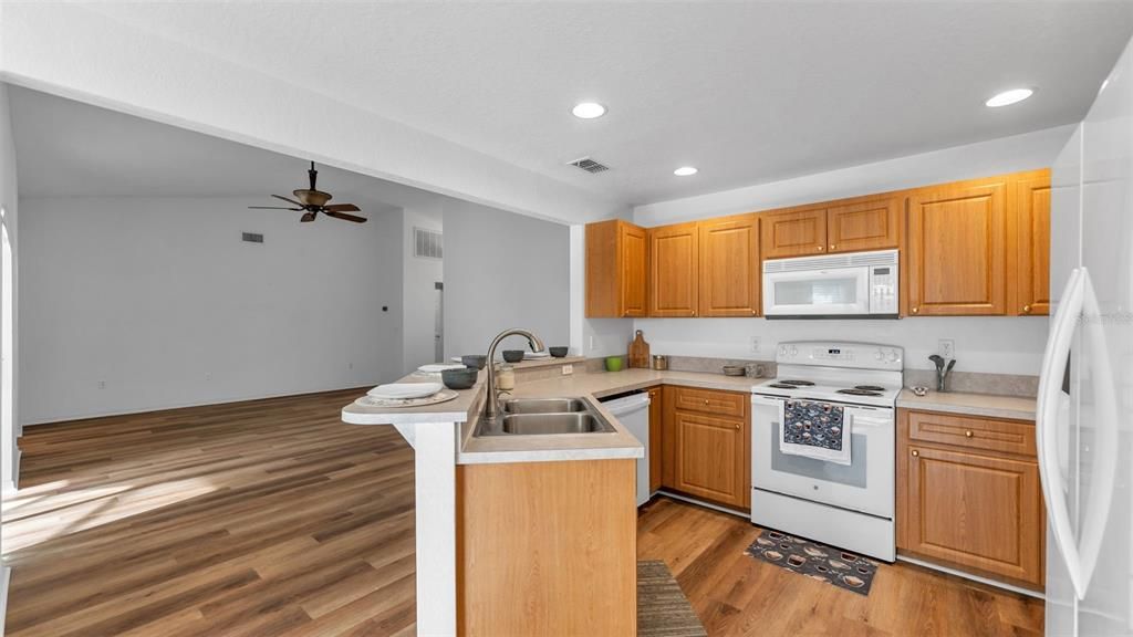 Activo con contrato: $350,000 (4 camas, 2 baños, 1754 Pies cuadrados)