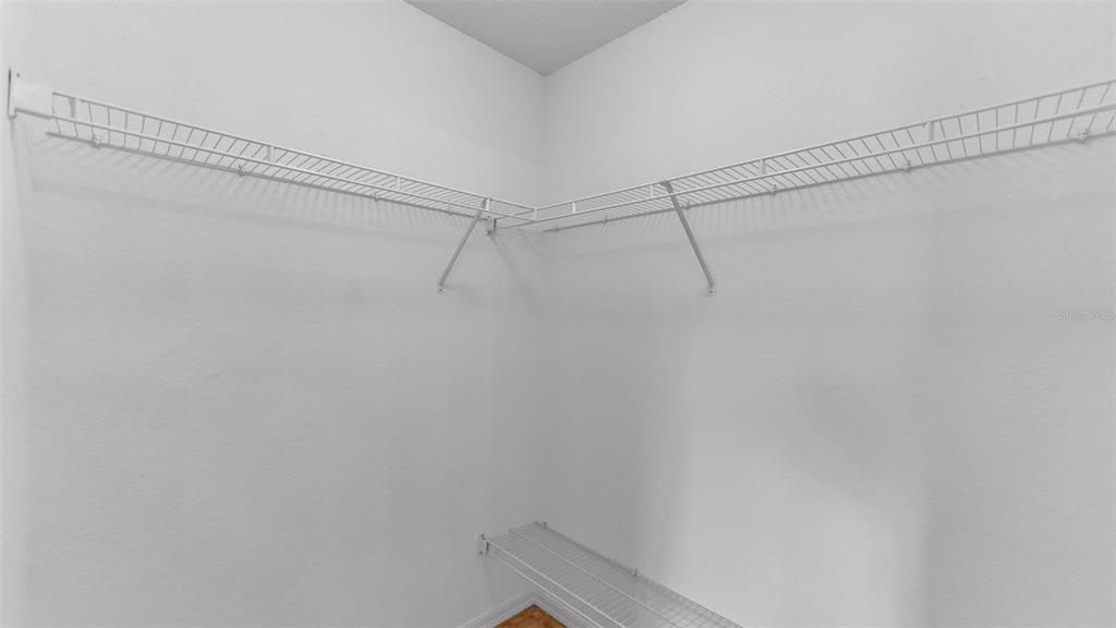 Activo con contrato: $350,000 (4 camas, 2 baños, 1754 Pies cuadrados)