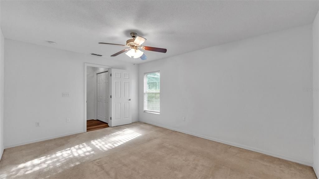 Activo con contrato: $350,000 (4 camas, 2 baños, 1754 Pies cuadrados)