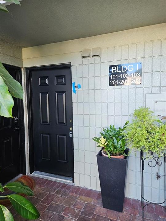 待售: $240,000 (1 贝兹, 1 浴室, 792 平方英尺)