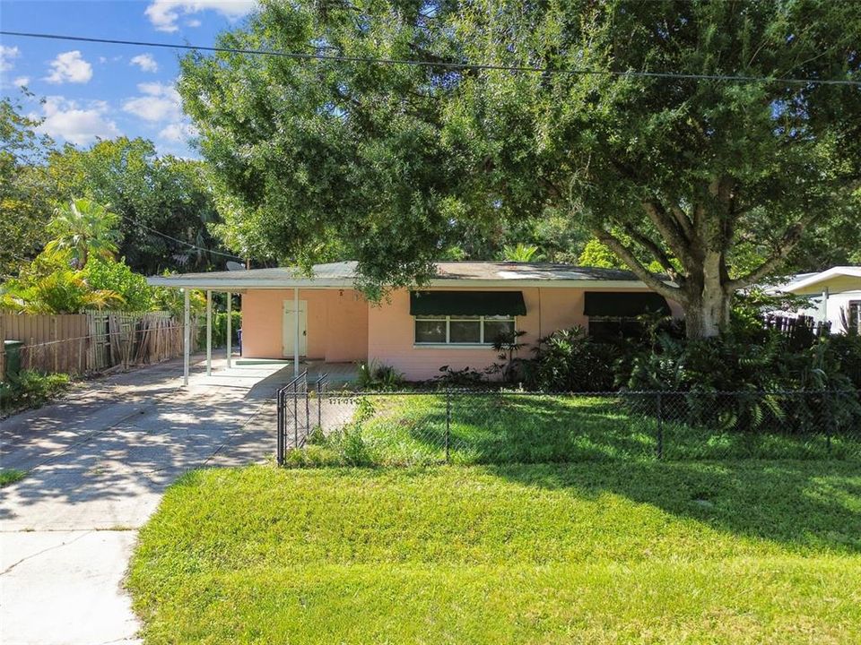 Active With Contract: $365,000 (2 beds, 1 baths, 902 Square Feet)