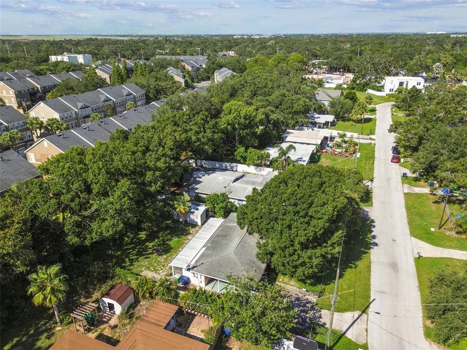 Active With Contract: $365,000 (2 beds, 1 baths, 902 Square Feet)