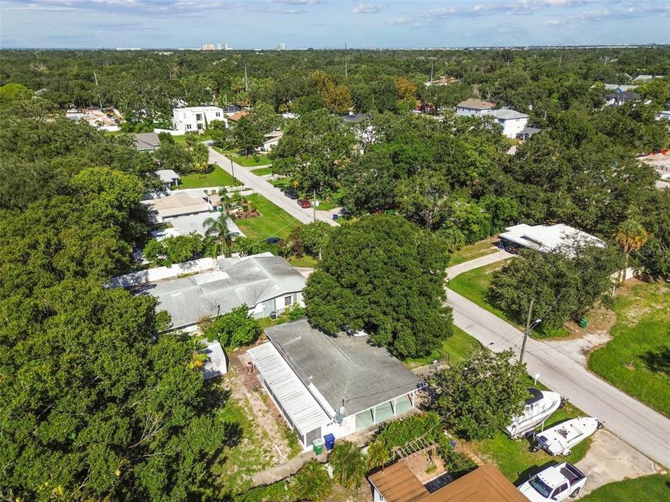 Active With Contract: $365,000 (2 beds, 1 baths, 902 Square Feet)