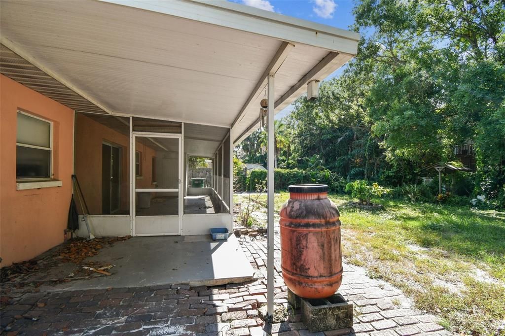 Active With Contract: $365,000 (2 beds, 1 baths, 902 Square Feet)