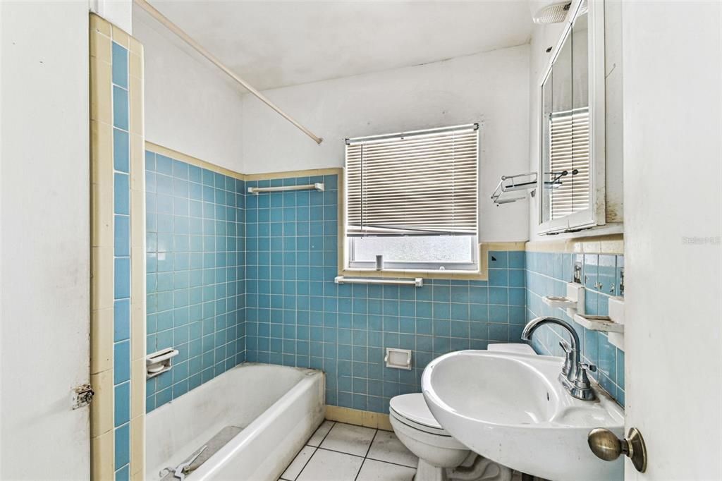 Active With Contract: $365,000 (2 beds, 1 baths, 902 Square Feet)