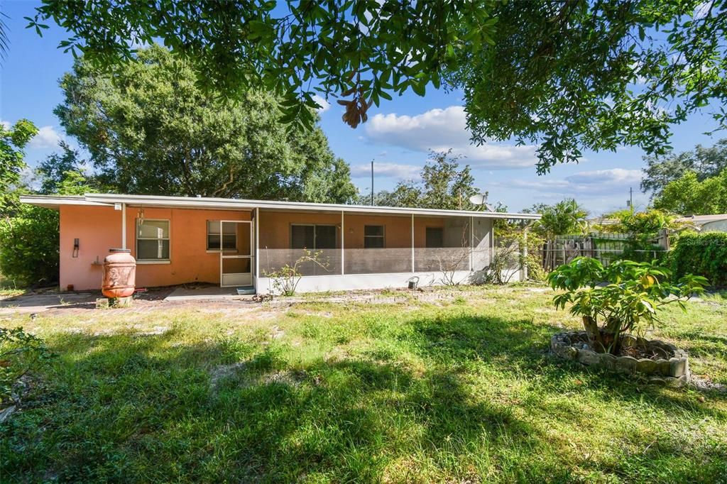 Active With Contract: $365,000 (2 beds, 1 baths, 902 Square Feet)