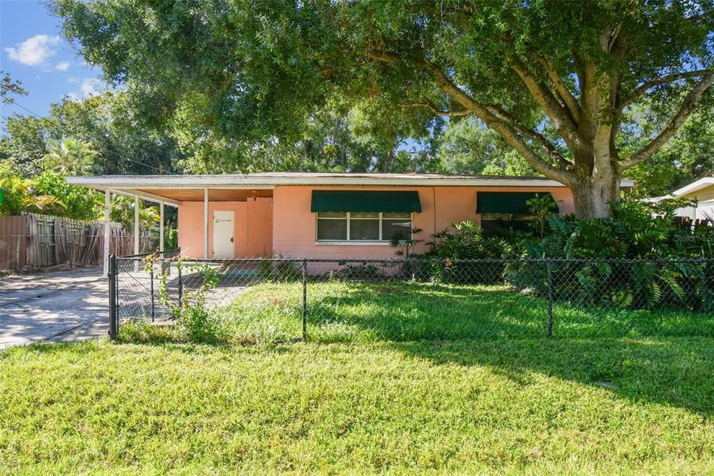 Active With Contract: $365,000 (2 beds, 1 baths, 902 Square Feet)