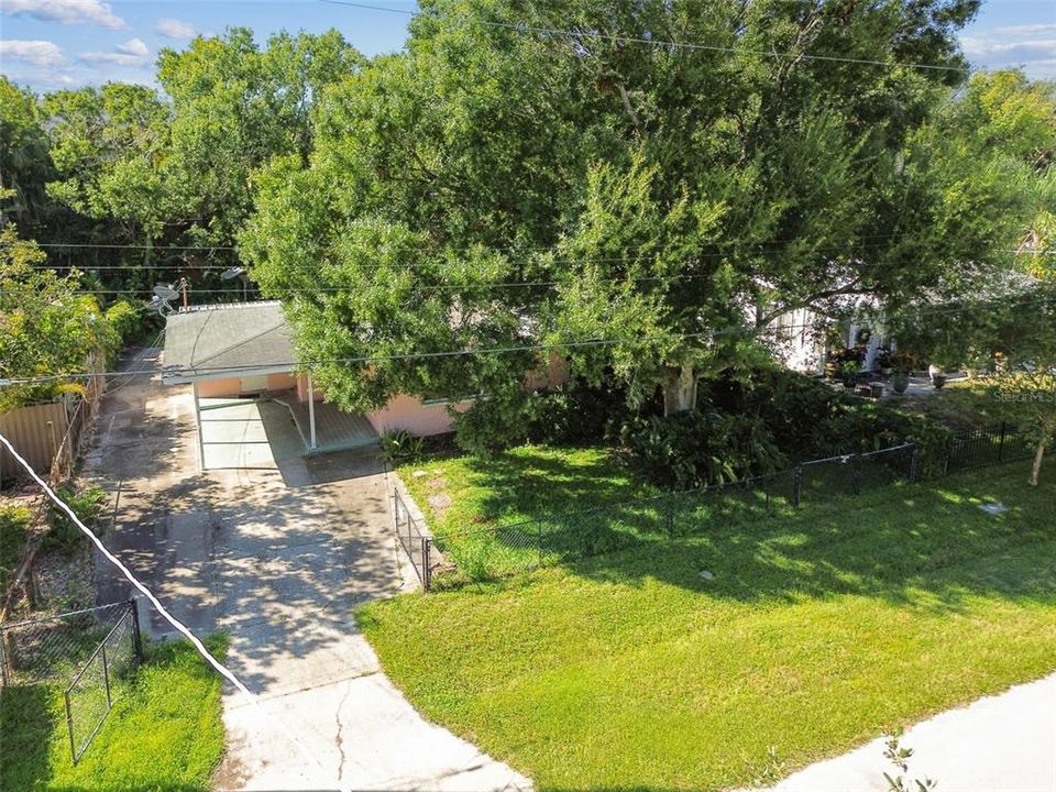 Active With Contract: $365,000 (2 beds, 1 baths, 902 Square Feet)