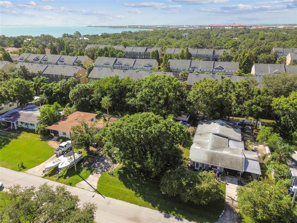 Active With Contract: $365,000 (2 beds, 1 baths, 902 Square Feet)