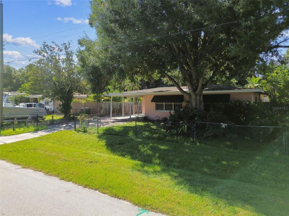 Active With Contract: $365,000 (2 beds, 1 baths, 902 Square Feet)