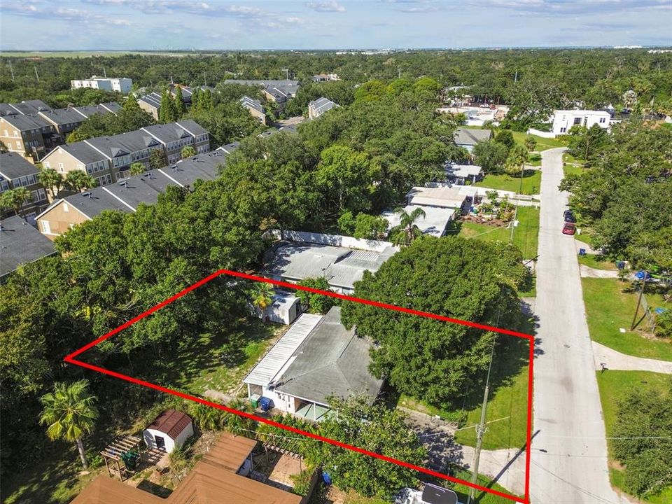 Active With Contract: $365,000 (2 beds, 1 baths, 902 Square Feet)