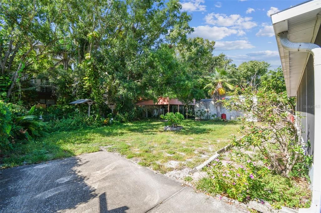 Active With Contract: $365,000 (2 beds, 1 baths, 902 Square Feet)