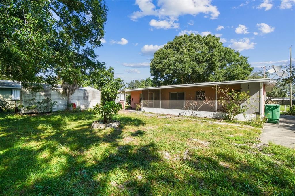 Active With Contract: $365,000 (2 beds, 1 baths, 902 Square Feet)