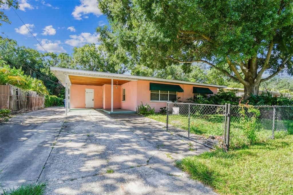 Active With Contract: $365,000 (2 beds, 1 baths, 902 Square Feet)