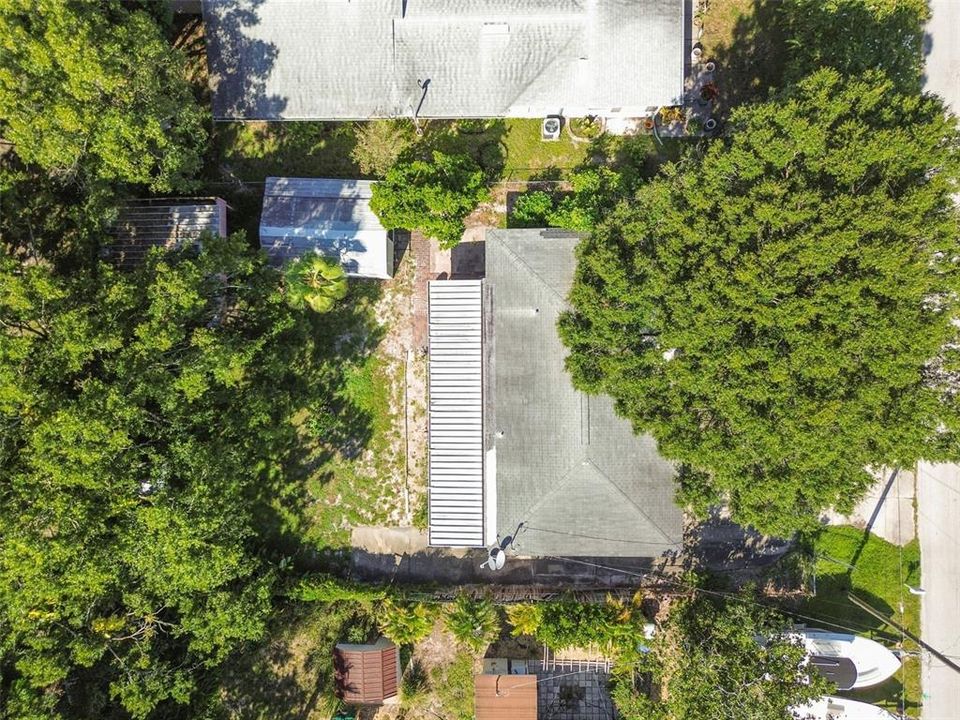 Active With Contract: $365,000 (2 beds, 1 baths, 902 Square Feet)