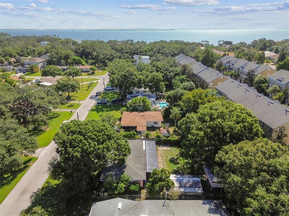 Active With Contract: $365,000 (2 beds, 1 baths, 902 Square Feet)