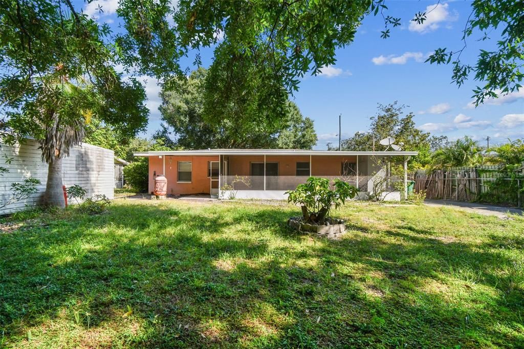 Active With Contract: $365,000 (2 beds, 1 baths, 902 Square Feet)