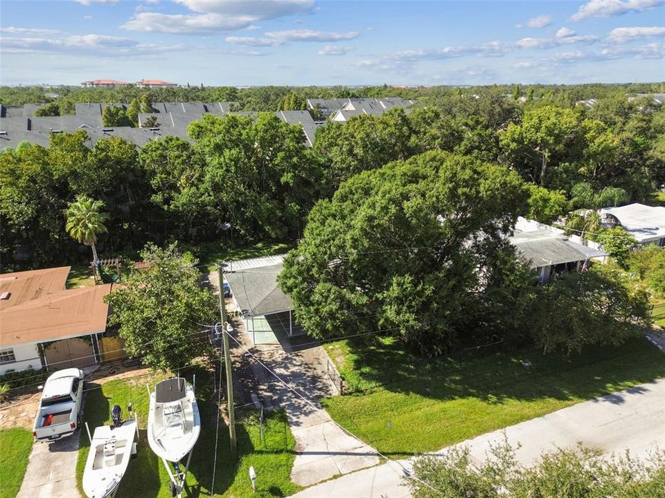 Active With Contract: $365,000 (2 beds, 1 baths, 902 Square Feet)