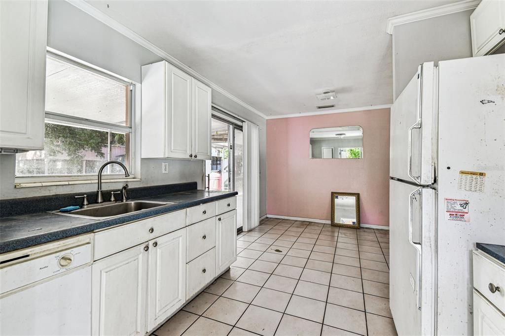 Active With Contract: $365,000 (2 beds, 1 baths, 902 Square Feet)